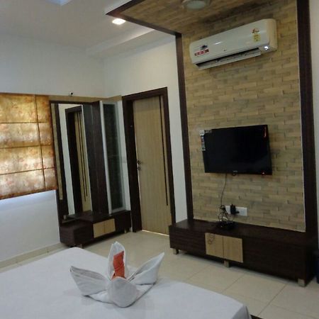 10 Blossoms Hospitality Services Ahmedabad Exteriör bild