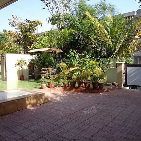 10 Blossoms Hospitality Services Ahmedabad Exteriör bild