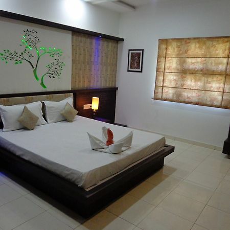 10 Blossoms Hospitality Services Ahmedabad Exteriör bild