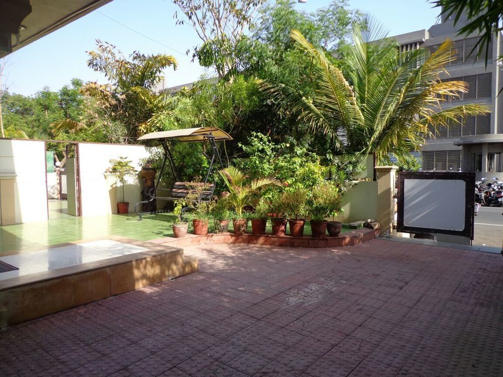 10 Blossoms Hospitality Services Ahmedabad Exteriör bild