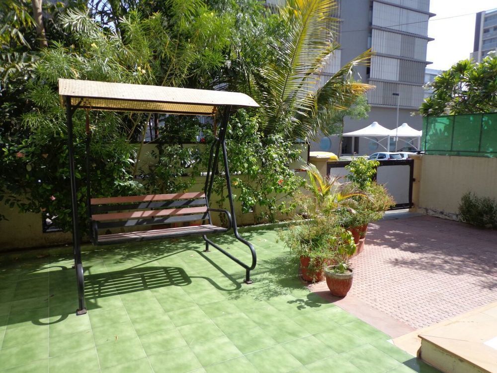 10 Blossoms Hospitality Services Ahmedabad Exteriör bild